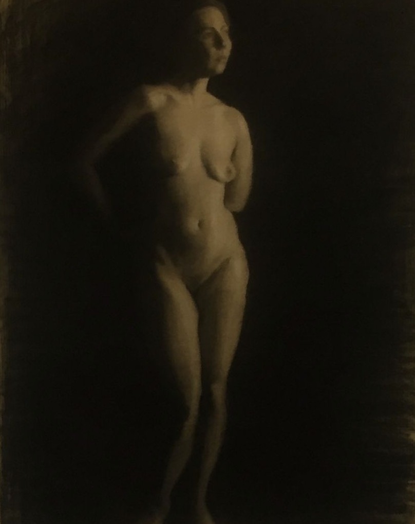 Donna &mdash; charcoal figure in raking light